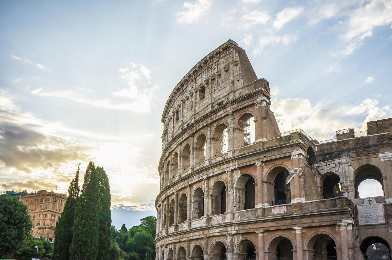 Il Colosseo di Roma al tramonto, uno dei monumenti più iconici d’Italia