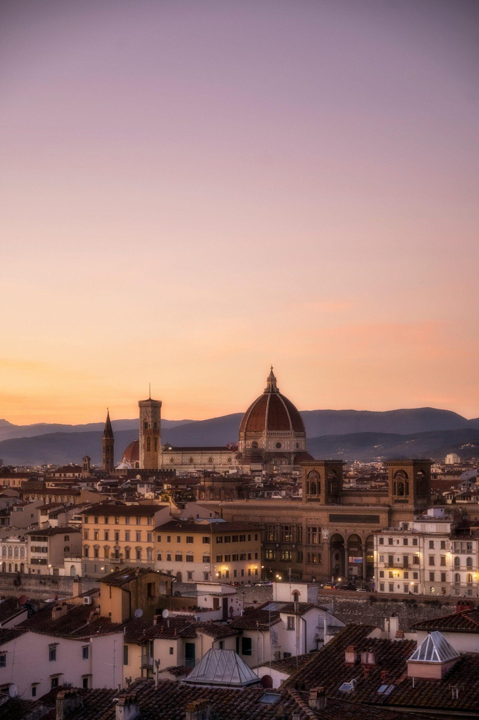 Panorama di Firenze con la Cattedrale di Santa Maria del Fiore e la sua cupola iconica, simbolo rinascimentale della Toscana